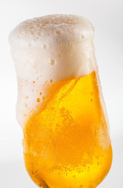 Ξεχειλίζει μπύρα με αφρό και φυσαλίδες - Φωτογραφία, εικόνα