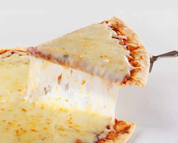 heiße Pizzascheibe mit geschmolzenem Käse - Foto, Bild