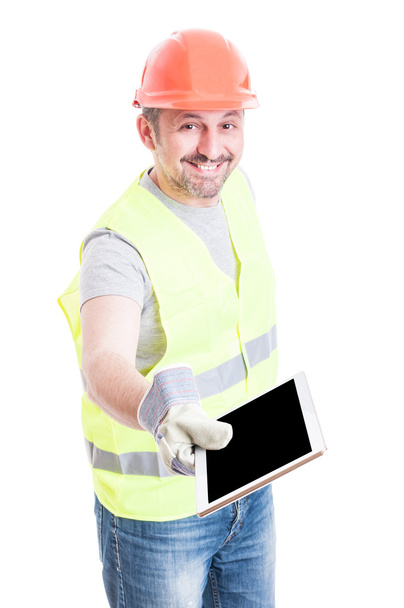 Beau constructeur souriant offrant tablette avec écran vide
 - Photo, image