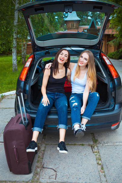 Dwie dziewczyny pozowanie w samochodzie - Zdjęcie, obraz
