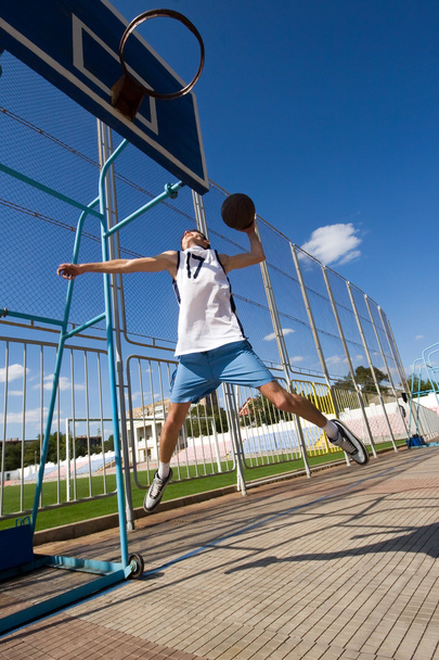Basketball player is aiming the basket - Foto, Imagem