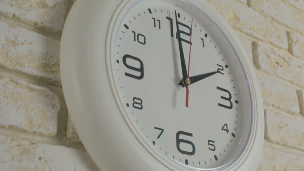 Zeit zwei Stunden. Zeitraffer. Runde weiße Uhr hängt an Ziegelwand. - Filmmaterial, Video