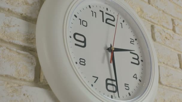 Zamanı iki saat 30 dakika. Timelapse. Tuğla duvara asılı yuvarlak beyaz saat. - Video, Çekim