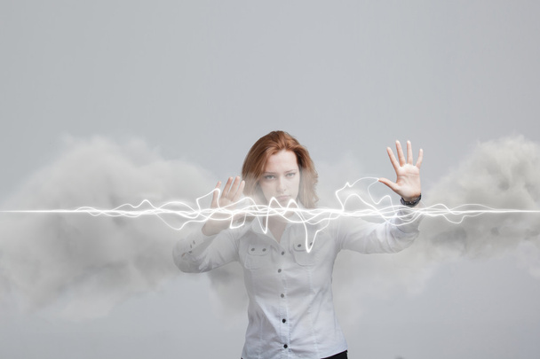 Γυναίκα κάνοντας μαγική επίδραση - flash αστραπή. Η έννοια της ηλεκτρικής ενέργειας, υψηλής ενέργειας. - Φωτογραφία, εικόνα
