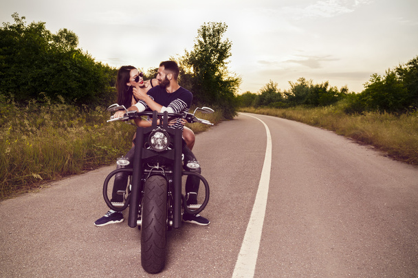 Photo romantique avec un couple de beaux jeunes motards
 - Photo, image