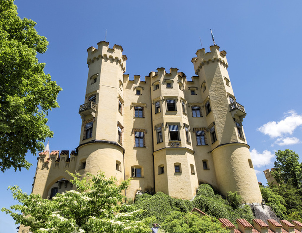 Côté du château de Hohenschwangau sous un ciel bleu clair en Bavière, Allemagne
 - Photo, image
