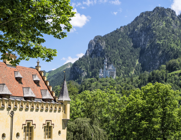 Neuschwanstein Şatosu görünümü noktasından Hohenschwangau Castle Bavaria, Almanya için bahçede - Fotoğraf, Görsel
