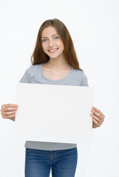 Young smiling woman show blank card or paper - Fotoğraf, Görsel