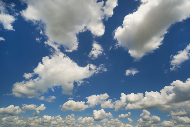Cielo azul con nubes - Foto, imagen