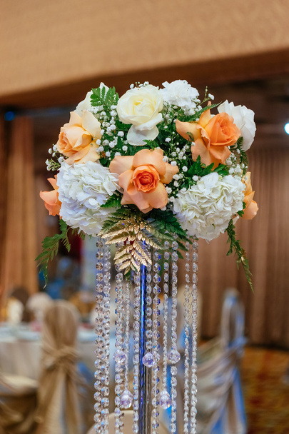 Букети з троянд на святковому весільному столі в ресторані
. - Фото, зображення