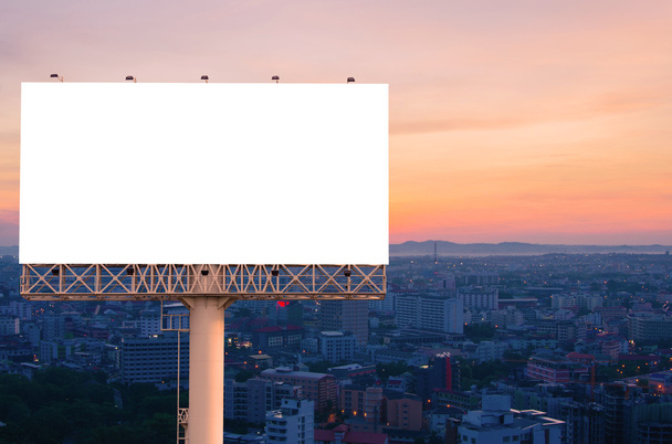 Prázdné billboard na reklamu s východem slunce v městě - Fotografie, Obrázek