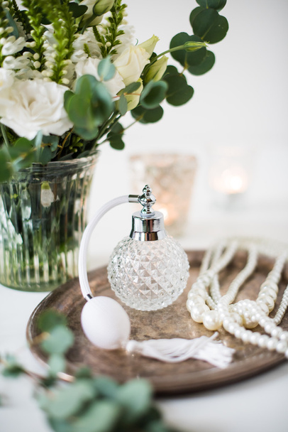 άσπρο γαμήλιο ντεκόρ, άρωμα, χάντρες μαργαριταριών και μπουκέτο λουλούδια - Φωτογραφία, εικόνα