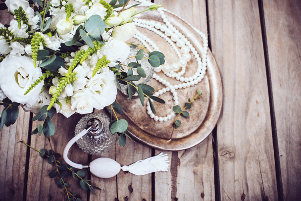 真珠ビーズ、花の花束、香水ヴィンテージ結婚式の装飾 - 写真・画像