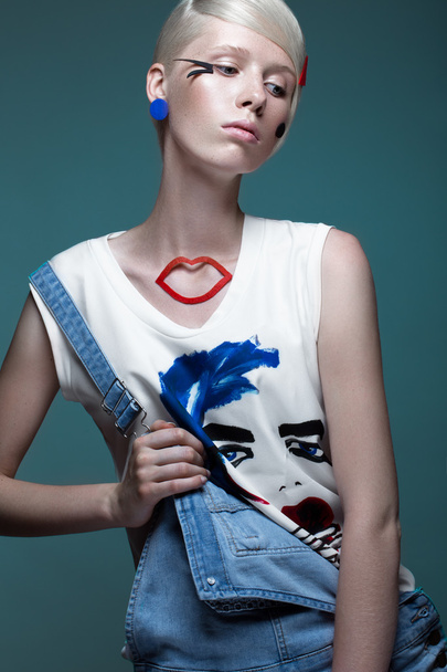 Fashionable girl: natural make-up, clothes with picture in style of pop art. Creative image. Beauty face. - Foto, immagini