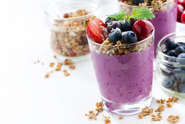 Blueberry dessert with fresh berries and granola  - Foto, afbeelding