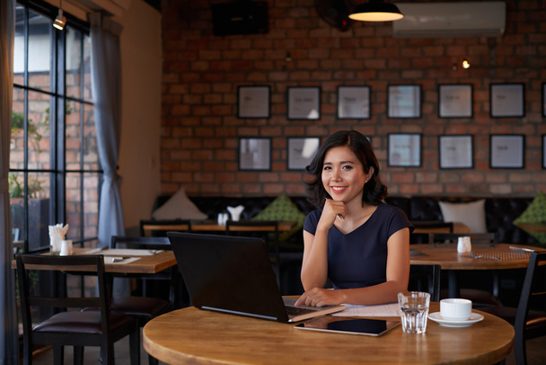 бізнес-леді в кафе з ноутбуком
 - Фото, зображення
