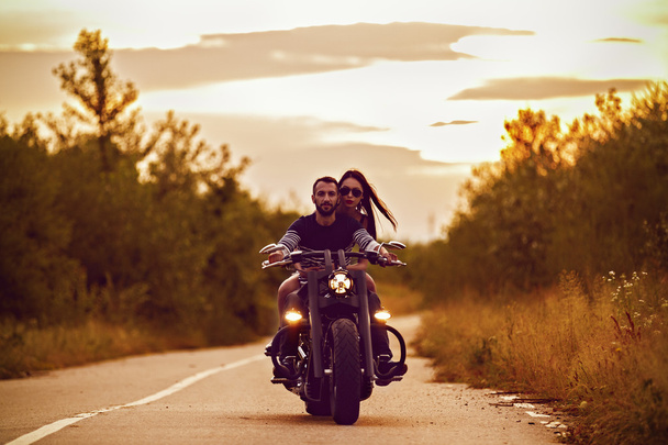 Photo romantique avec un couple de beaux jeunes motards
 - Photo, image