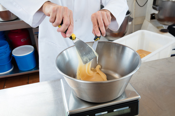 взвешивание меда на миску для сладкой нуги специальности
 - Фото, изображение