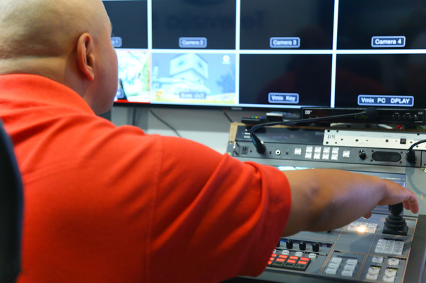 Inżynier telewizyjny pracujący przy montażu z mikserem wideo i audio - Zdjęcie, obraz