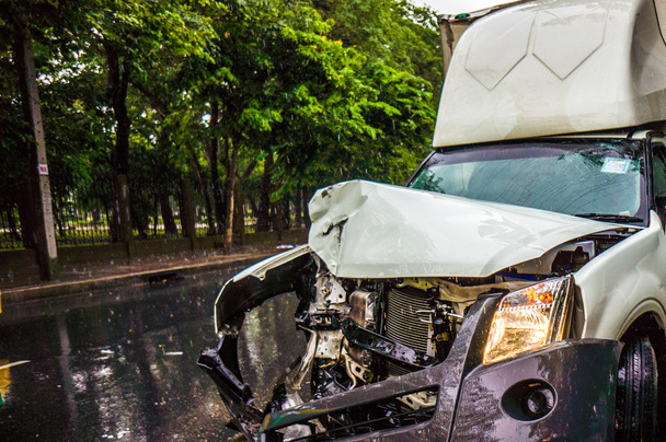 Accidente de accidente de coche en la calle de la ciudad después de lluvias, automóviles dañados
 - Foto, imagen