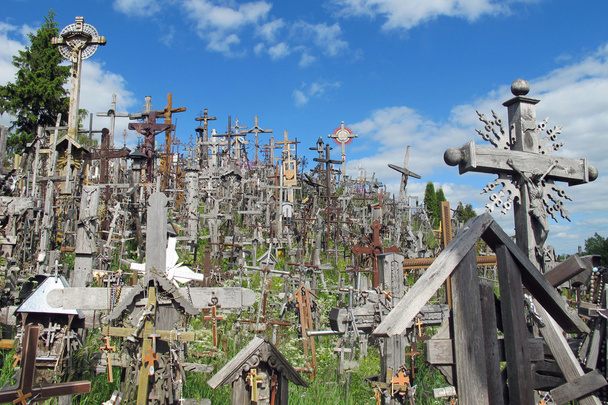 Triste colina de cruces con miles de crucifijos en Lituania
 - Foto, Imagen