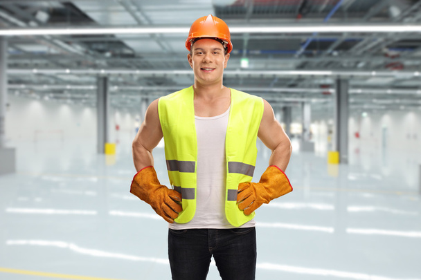 trabajador masculino con un casco naranja
 - Foto, Imagen