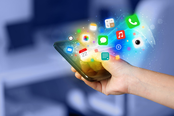 Ruční držení smartphone s barevnými ikonami aplikace - Fotografie, Obrázek