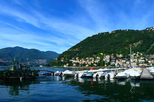 Jezioro Como molo, z widokiem na Brunate, Włochy - Zdjęcie, obraz