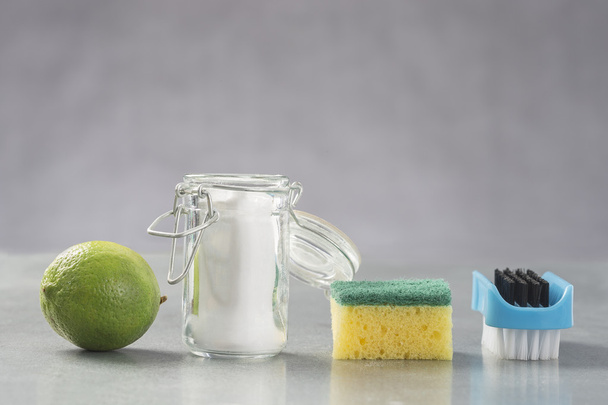 Natural cleaning tools lemon and sodium bicarbonate - Foto, Imagem