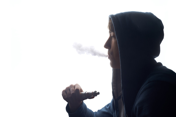Az e-cigarettát szívó férfi - Fotó, kép