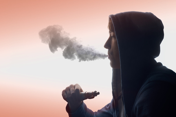 Mann raucht E-Zigarette - Foto, Bild