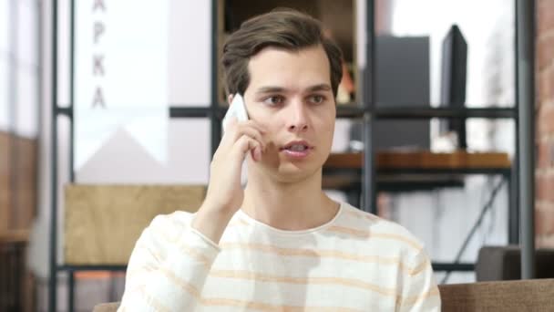 Gelukkig knappe jonge man praten aan de telefoon - Video