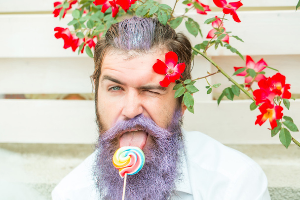 homem barbudo com barba azul e pirulito
 - Foto, Imagem