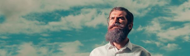 gökyüzü mavi sakal ile sakallı adam - Fotoğraf, Görsel