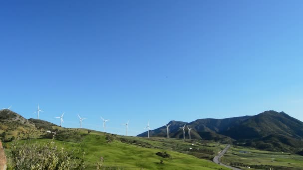 Turbinas eólicas energía en movimiento en las montañas
 - Metraje, vídeo
