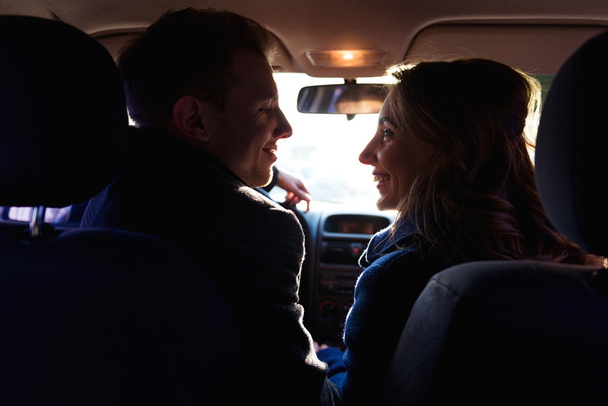 Couple looking to each other in the car - Valokuva, kuva