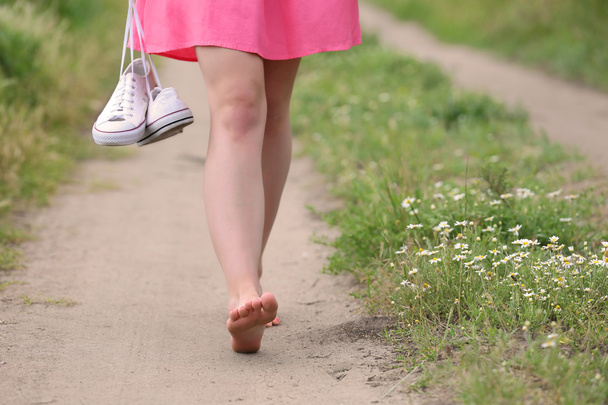 žena chůze na cestě - Fotografie, Obrázek