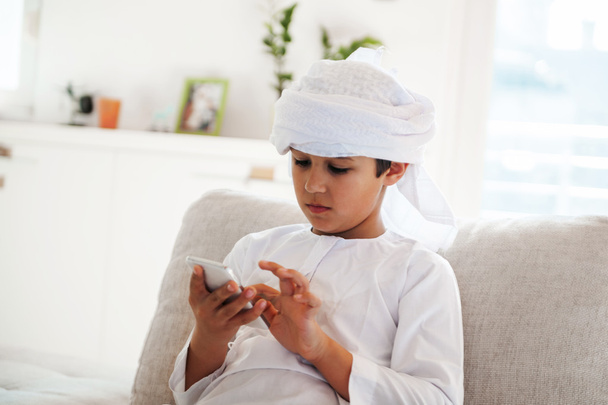 Arap çocuk Smartphone kullanarak - Fotoğraf, Görsel