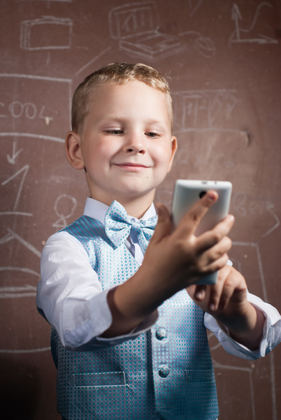 Küçük bir okul çocuğu bir selfie yapar, - Fotoğraf, Görsel