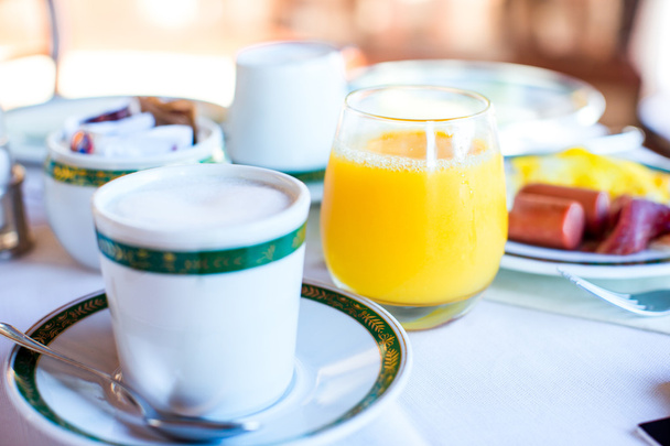 Colazione sana, tazza di caffè e succo di frutta fresco nel restaraunt resort all'aperto
 - Foto, immagini
