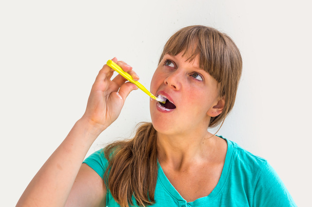 junge Dame beim morgendlichen Zähneputzen - Foto, Bild