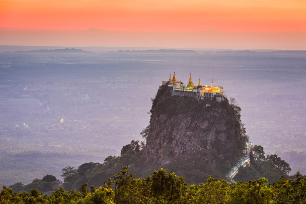 ビルマのポッパ山 - 写真・画像