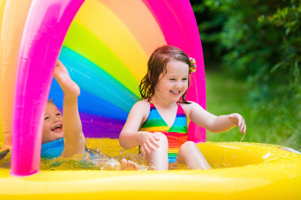 Enfants jouant dans la piscine gonflable
 - Photo, image