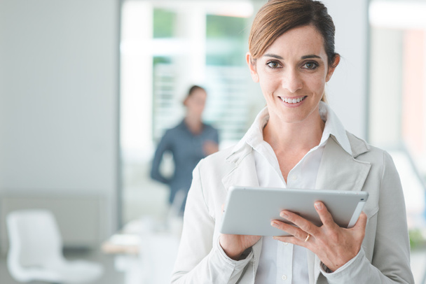  business woman using a digital tablet - Foto, imagen