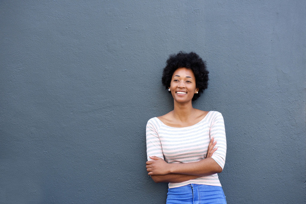 Femme confiante souriant avec les bras croisés
 - Photo, image