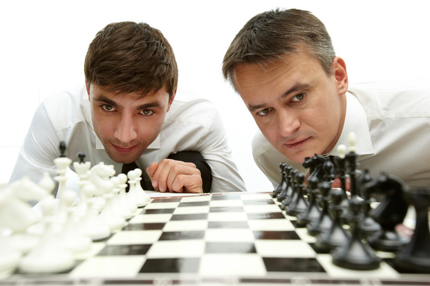 Mirando figuras de ajedrez
 - Foto, imagen