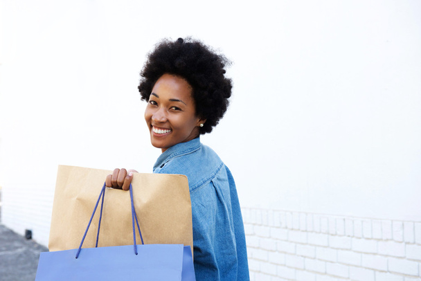 Mujer feliz caminando con compras
  - Foto, Imagen