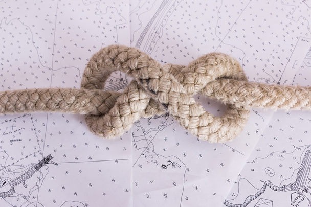 nautische Knoten auf der Seekarte fotografiert - Foto, Bild