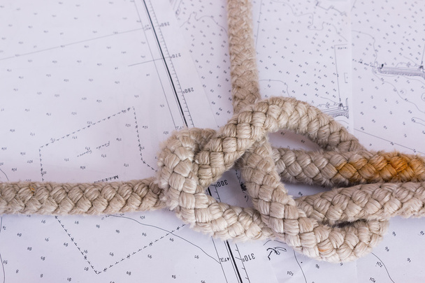 nautische Knoten auf der Seekarte fotografiert - Foto, Bild