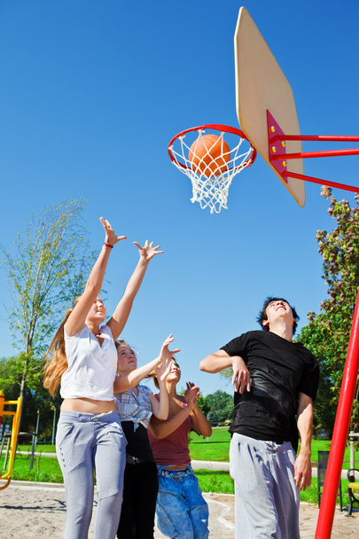 Teenagers playing basketball - Zdjęcie, obraz